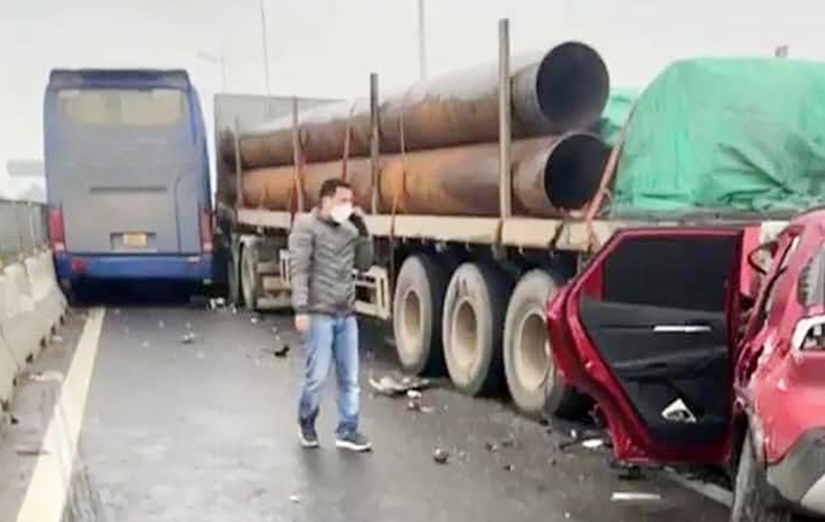 Tai nan lien hoan tren cao toc Nghi Son - Dien Chau hinh anh