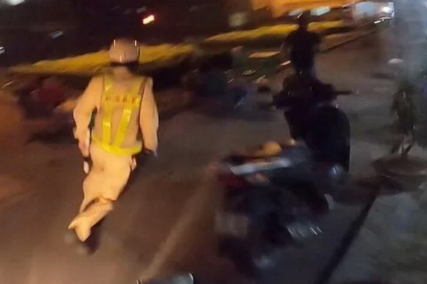 Bi kiem tra nong do con, tai xe bo chay len chung cu, khoa cua tron hinh anh