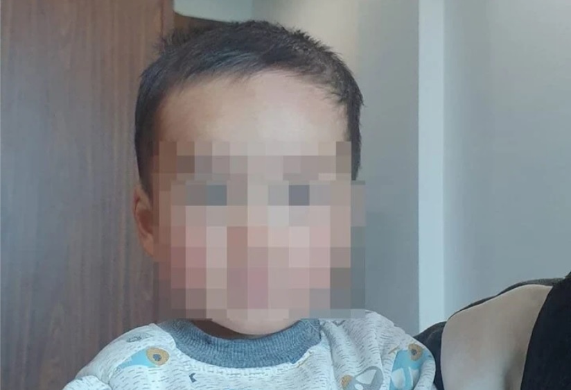 Be trai 18 thang tuoi bi bo roi o Aeon Mall Long Bien hinh anh