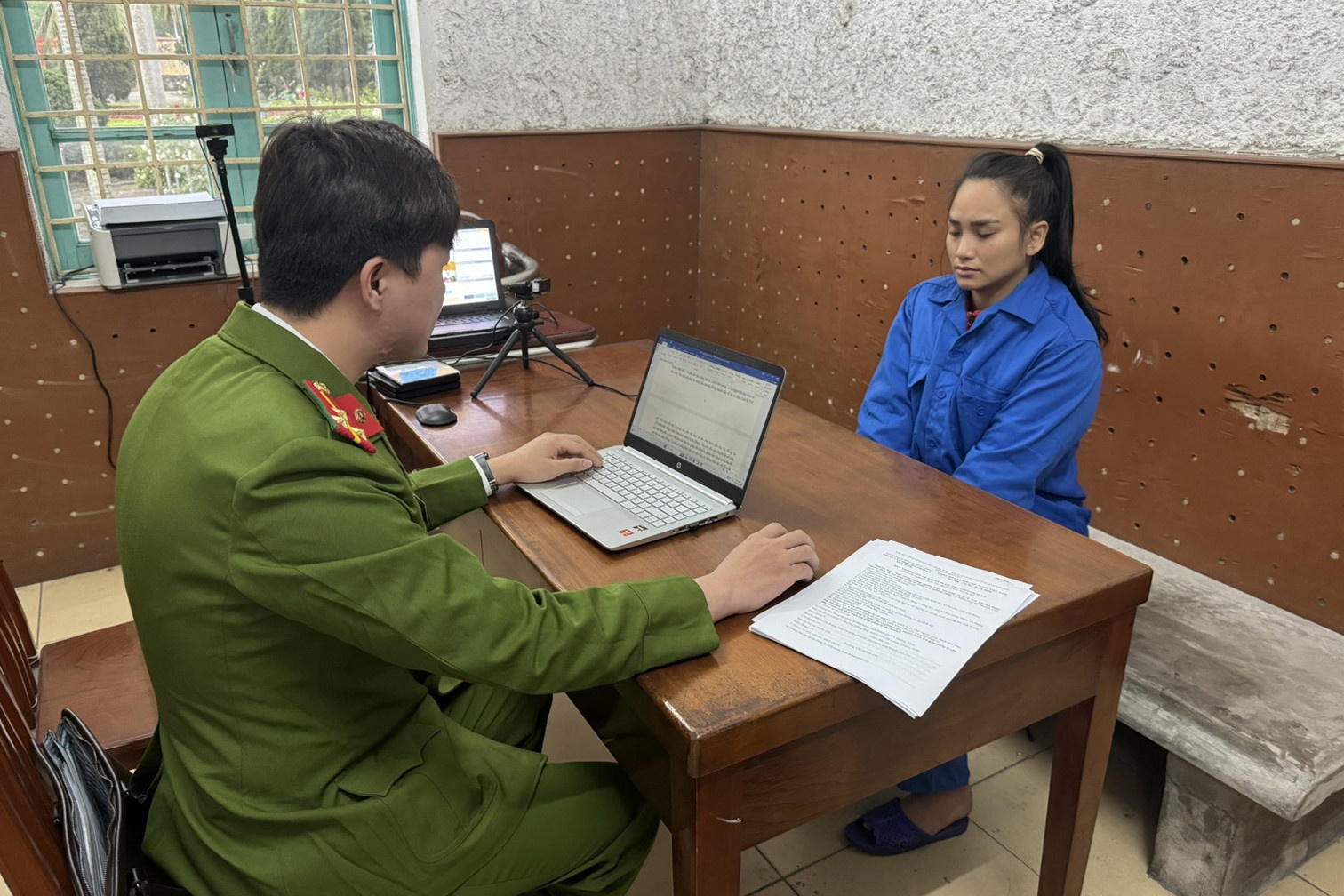 dùng dao chém vào đầu ảnh 1 dung dao chem vao dau anh 1