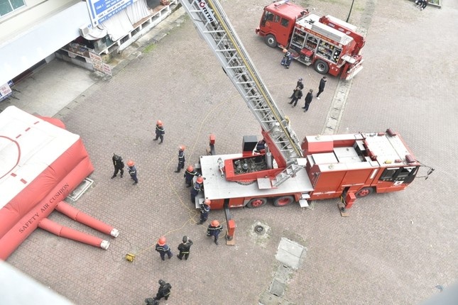 Mot bao ve benh vien tu vong khi ngan can benh nhan nhay lau tu tu hinh anh