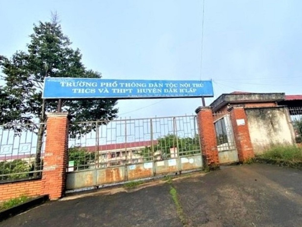 Cuu hieu truong truong dan toc noi tru o Dak Nong bi bat hinh anh
