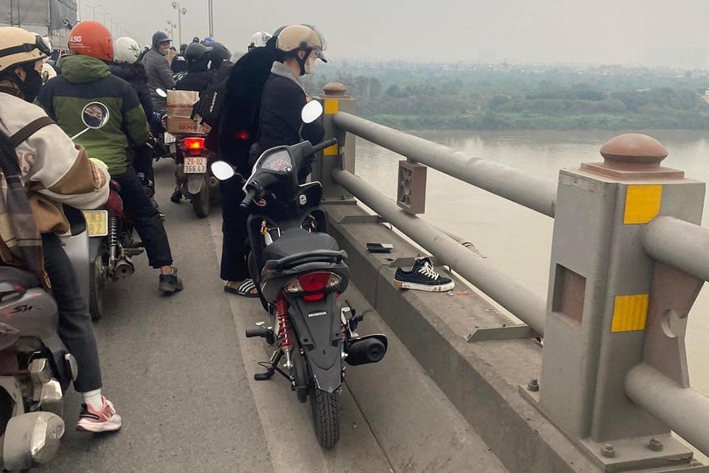 Huy dong luc luong tim kiem thanh nien nhay cau Thanh Tri hinh anh