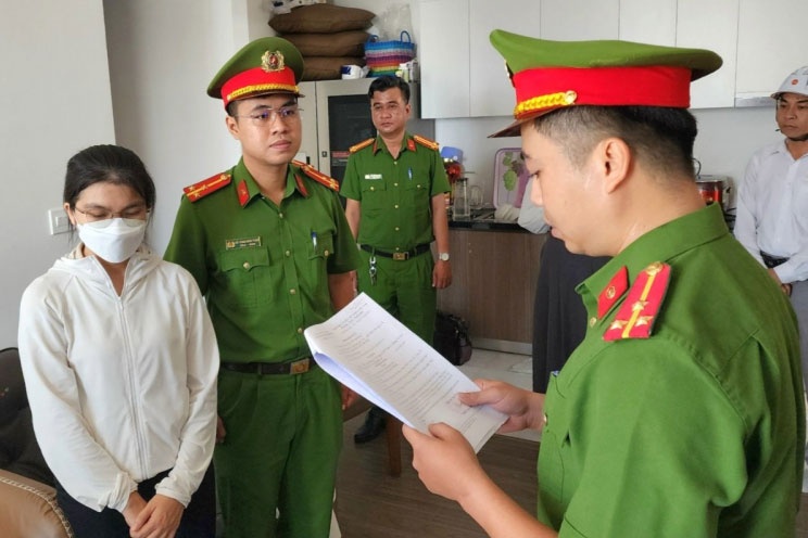 Nu giam doc chiem doat tien ty cua ong chu Han Quoc hinh anh