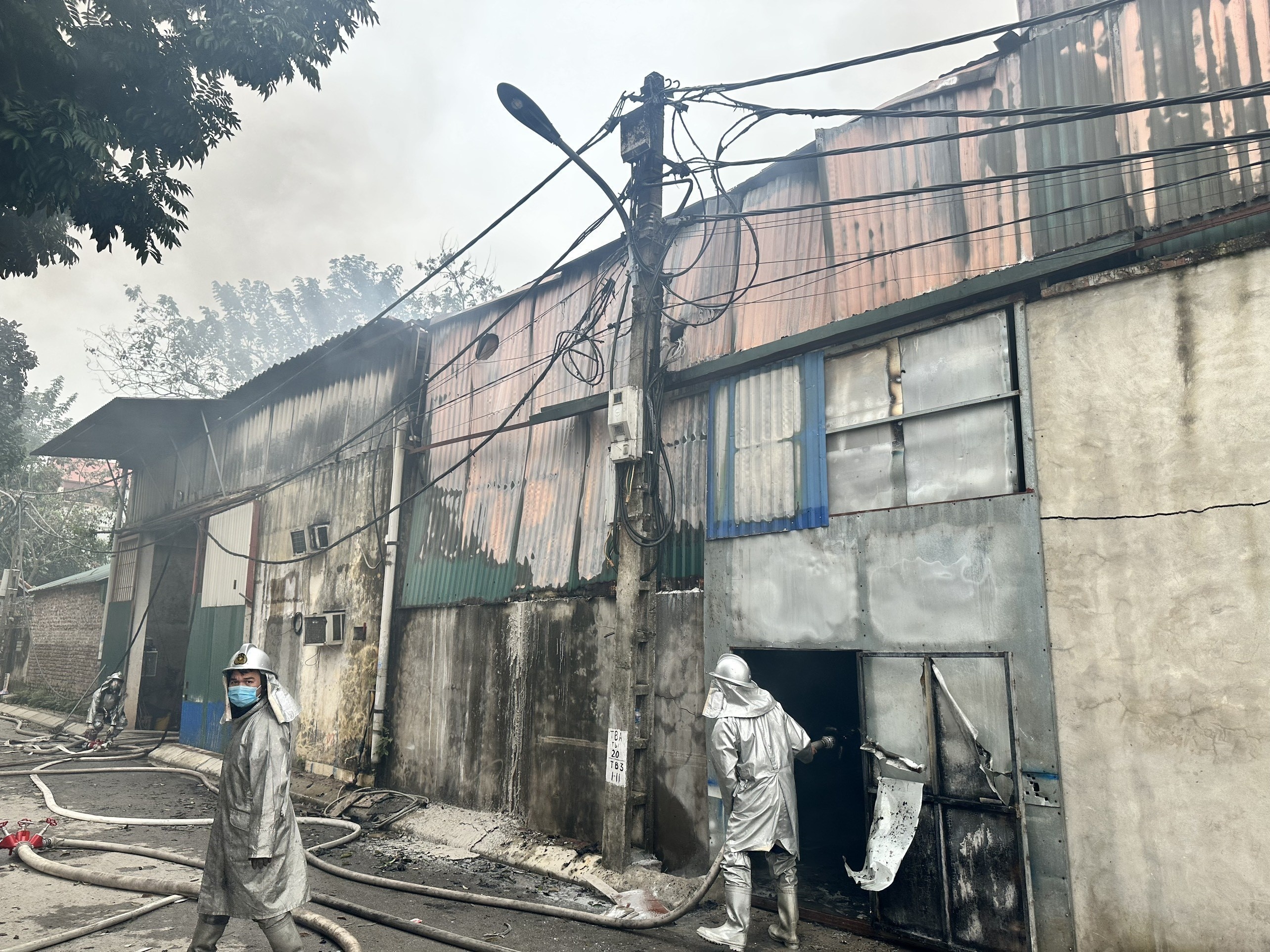 Chay lon thieu rui 150 m2 nha xuong chuyen san xuat thiet bi dien hinh anh