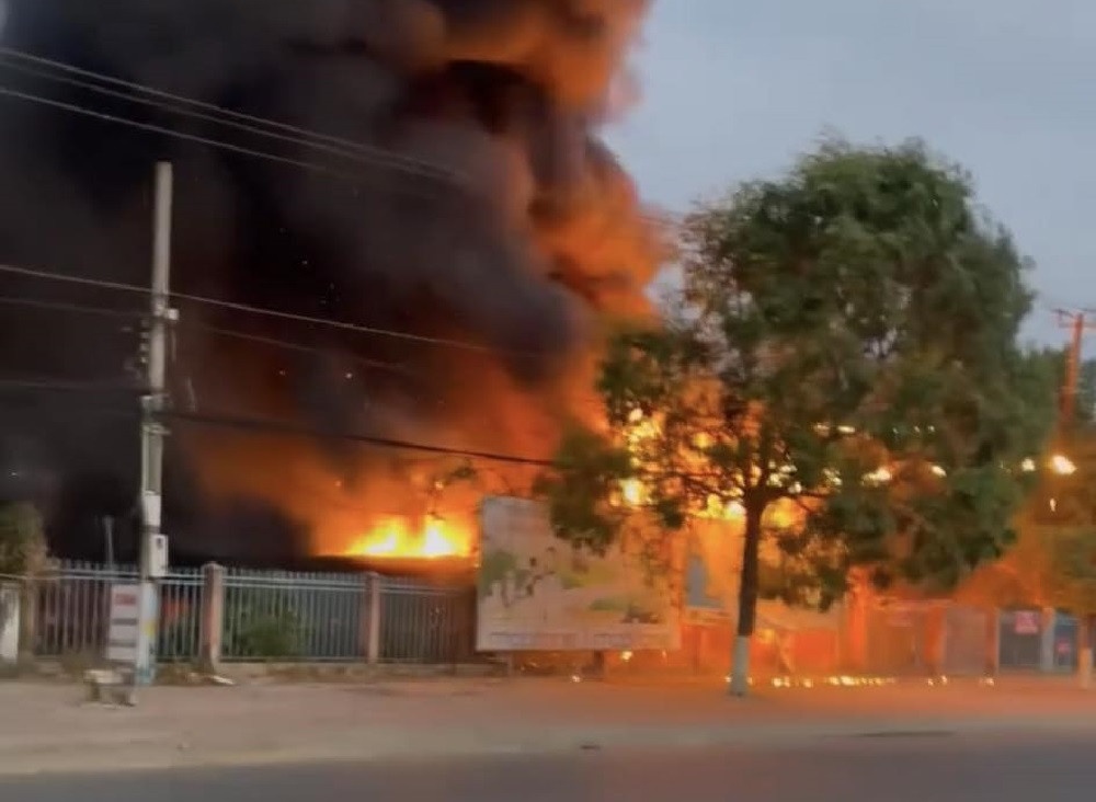 Lua bung chay du doi trong khuon vien tru so cong an huyen hinh anh