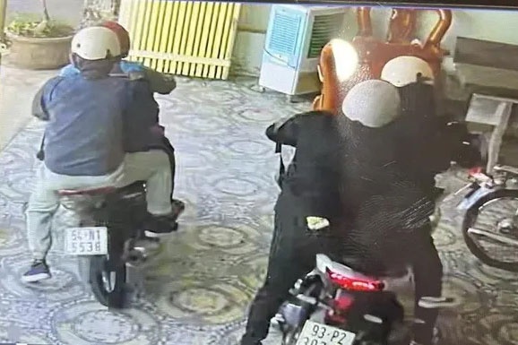 Truy tim nhom doi tuong nghi dung sung cuop tiem vang o Binh Duong hinh anh