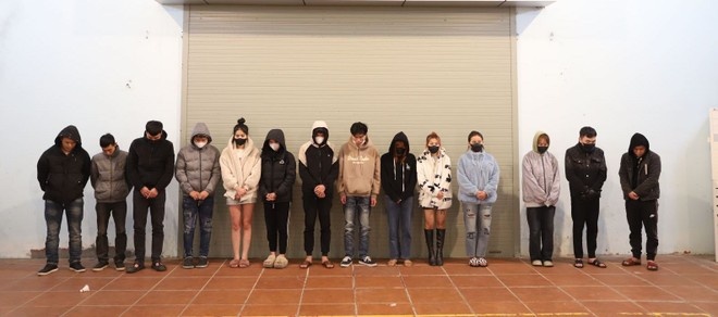 Karaoke Alibaba,  Nam nu bay lac,  Quan karaoke Alibaba anh 1