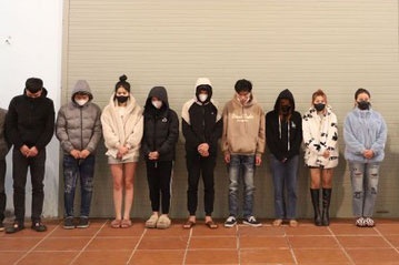 Dot kich quan karaoke khong phep, phat hien nhom nam nu dang bay lac hinh anh