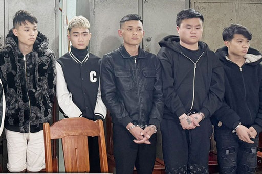 Bat giu nhom doi tuong bay lac trong nha nghi hinh anh