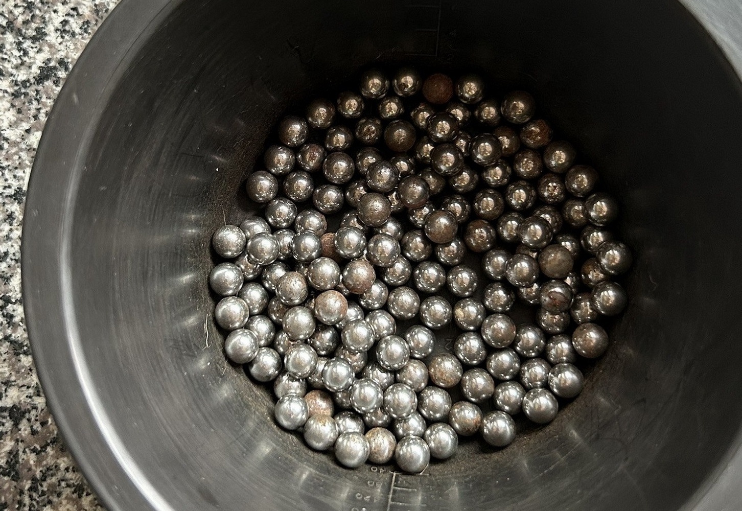 Hang tram vien bi sat xuyen thung kinh o to, vang vao nha dan o TP.HCM hinh anh