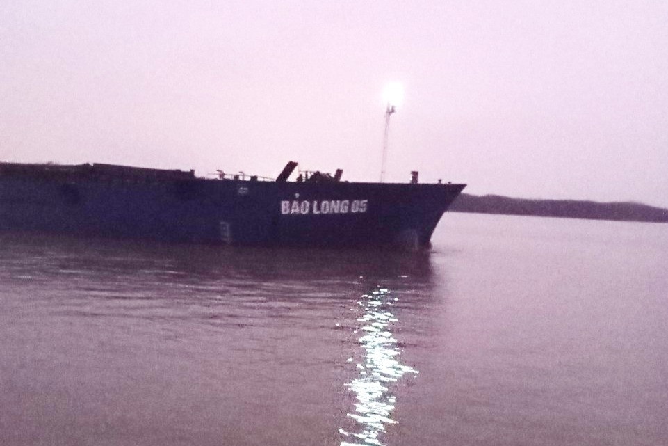 Chim sa lan tren song Soai Rap, hai nguoi roi xuong nuoc hinh anh