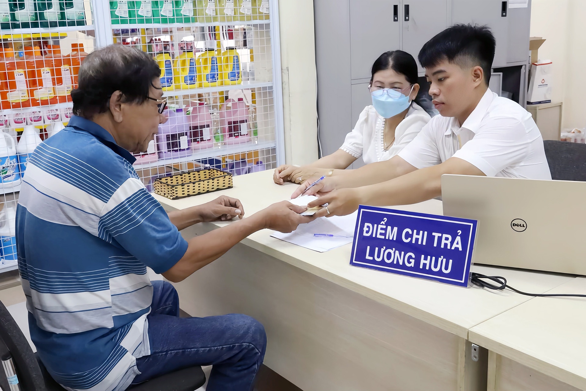 Khi nao giam tuoi huong tro cap huu tri tu 80 xuong 75? hinh anh