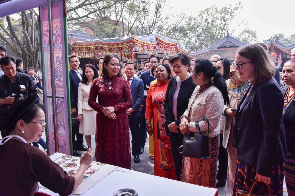 Cac nha ngoai giao quoc te trai nghiem van hoa Bac Ninh hinh anh