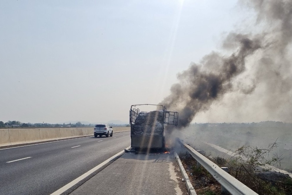 Xe tai chay rui tren cao toc Phan Thiet - Dau Giay hinh anh