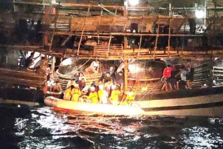 Cuu thuyen vien troi dat giua bien suot 28 gio hinh anh