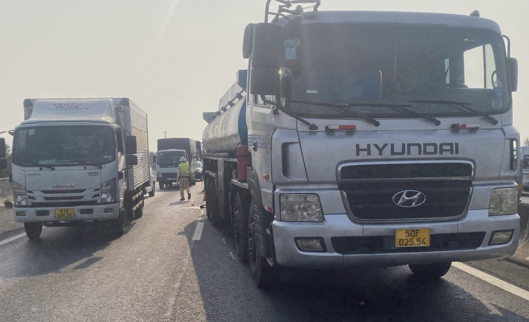 Tai nan lien hoan tren cao toc TP.HCM - Trung Luong, 2 nguoi bi thuong hinh anh