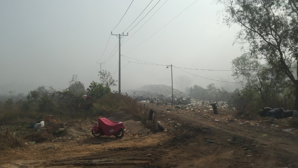 Phu Quoc chi dao nong vu bai rac chay 10 ngay lien tiep hinh anh