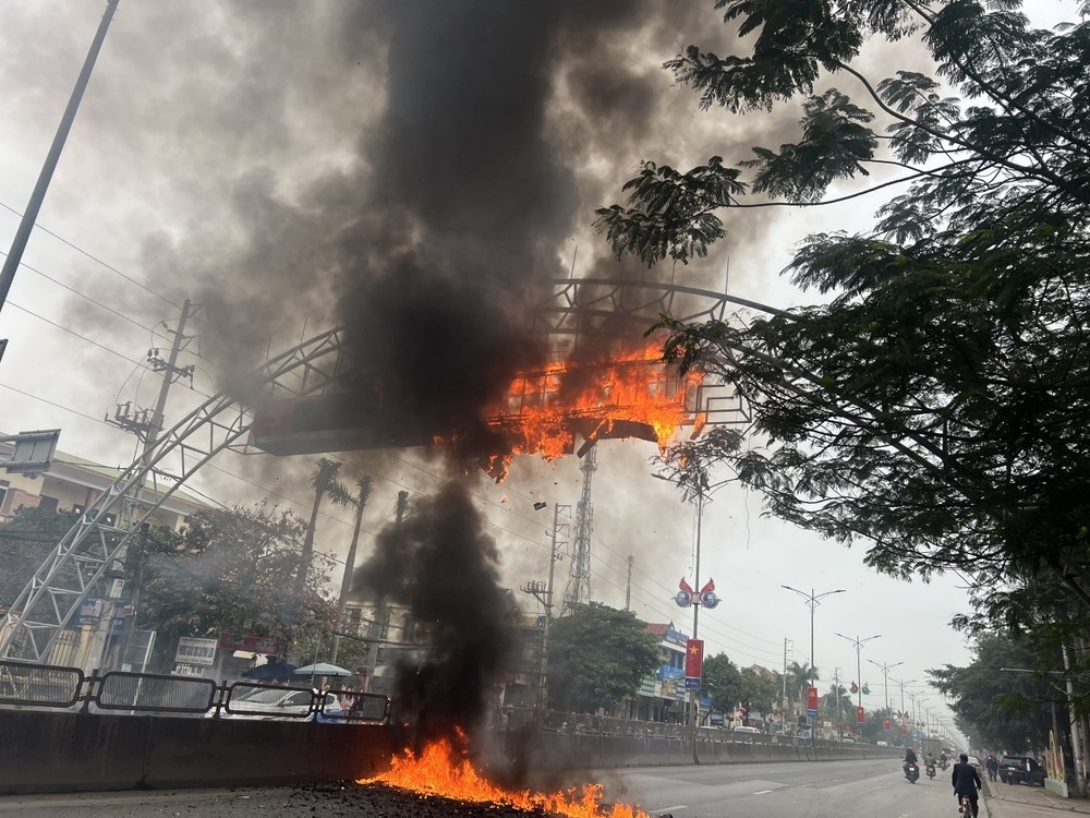 Chay bang led khien giao thong tac nghen o Nghe An hinh anh