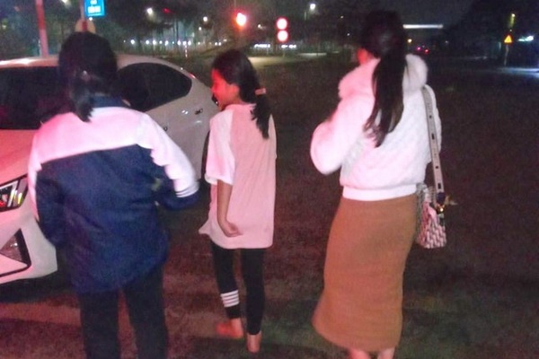 Giai cuu hai nu sinh bi nguoi la du do bo nha di hinh anh