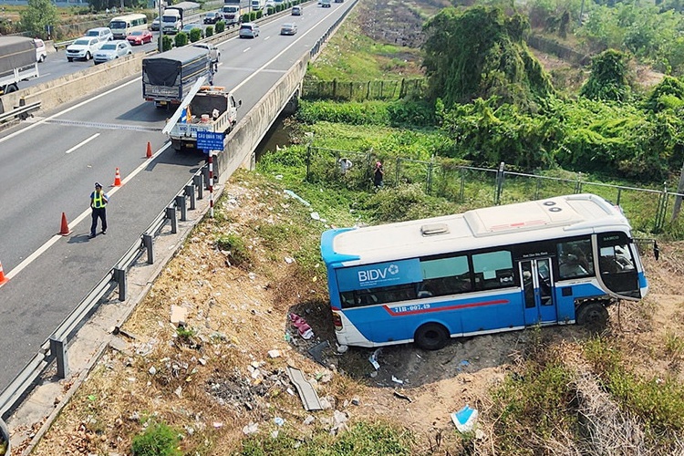 Xe khach 29 cho lat tren cao toc TP.HCM - Trung Luong hinh anh