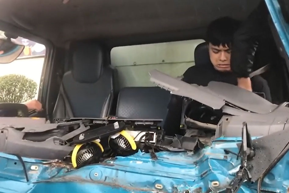 Nguoi dan giai cuu tai xe mac ket trong cabin oto o Hai Duong hinh anh