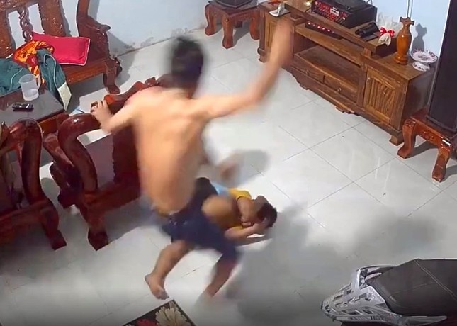 Be trai 9 tuoi o Binh Phuoc bi cha duong bao hanh hinh anh