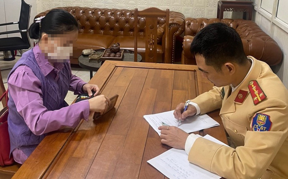 Vi sao Chu tich Ha Noi ky xu phat nu tai xe vi pham nong do con? hinh anh