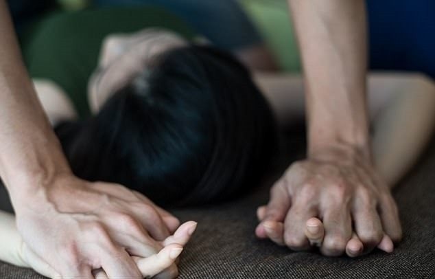 Bat 7 bi can trong vu thieu nu bi nhieu nguoi ho hang xam hai hinh anh