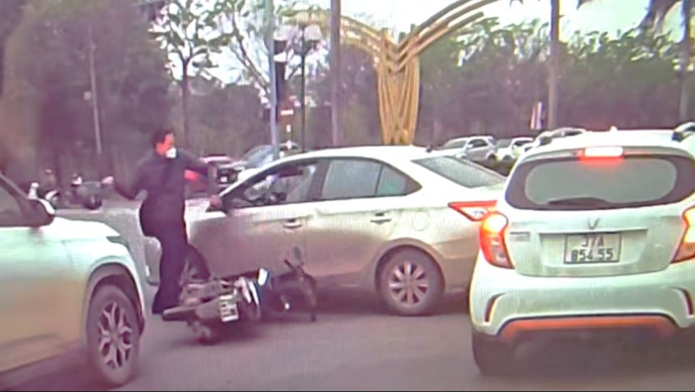 Va cham giao thong, nam thanh nien lay mu bao hiem dap vo kinh o to hinh anh