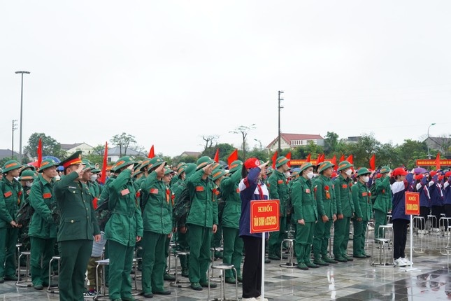 Bon thanh nien bi phat 250 trieu dong vi tron nhap ngu hinh anh