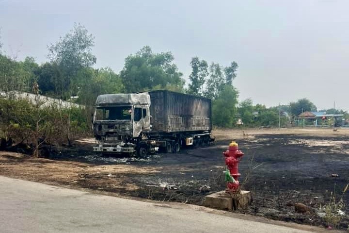 Chay xe container kem tieng no lon o bai dat trong hinh anh