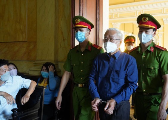 Cuu tong giam doc DongABank chi dao cap duoi cho vay tien dao no hinh anh