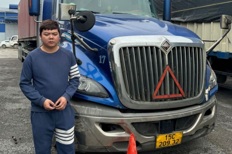 Tam giu hinh su tai xe container thong chot, tong xe CSGT hinh anh