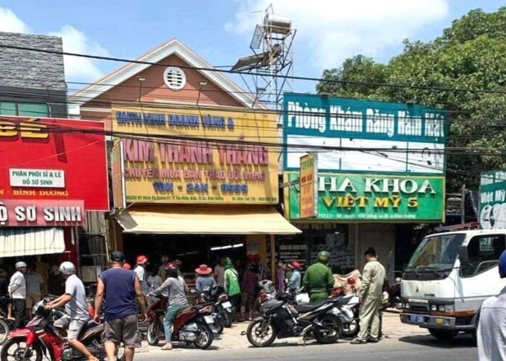 Bat giu ke xin chu tiem cho deo thu vang roi bo chay hinh anh