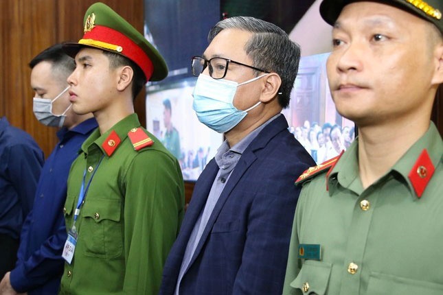 Toa xet hoi Truong My Lan va Nguyen Cao Tri hinh anh