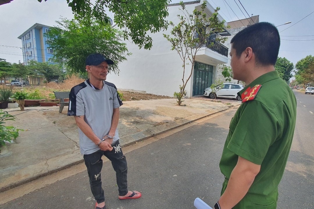 Doi tuong chuyen dung gach dap kinh oto de trom cap hinh anh