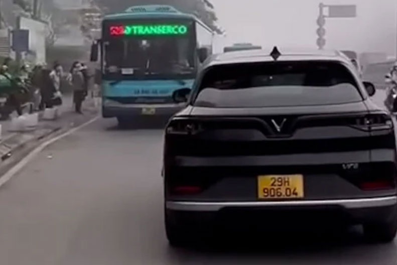 Phat 5 trieu dong, tuoc GPLX tai xe di nguoc chieu tren pho Minh Khai hinh anh