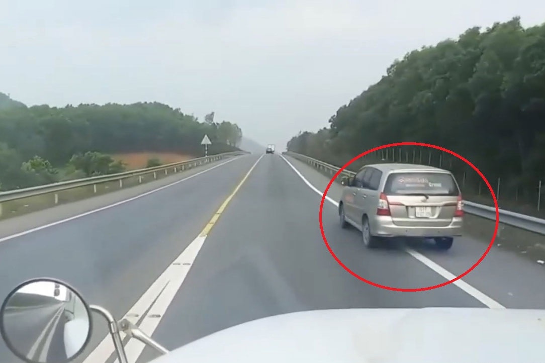 Tat dau xe container tren cao toc Cam Lo, tai xe di rua mat cho do so hinh anh