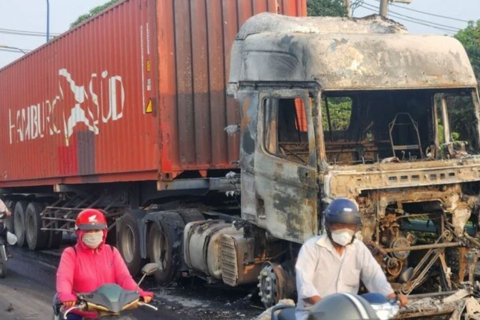 Xe container chay tro khung khi dang chay tren duong o TP.HCM hinh anh