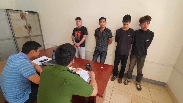 Khong uong bia cung khach, nhan vien karaoke bi ban gia 20 trieu dong hinh anh