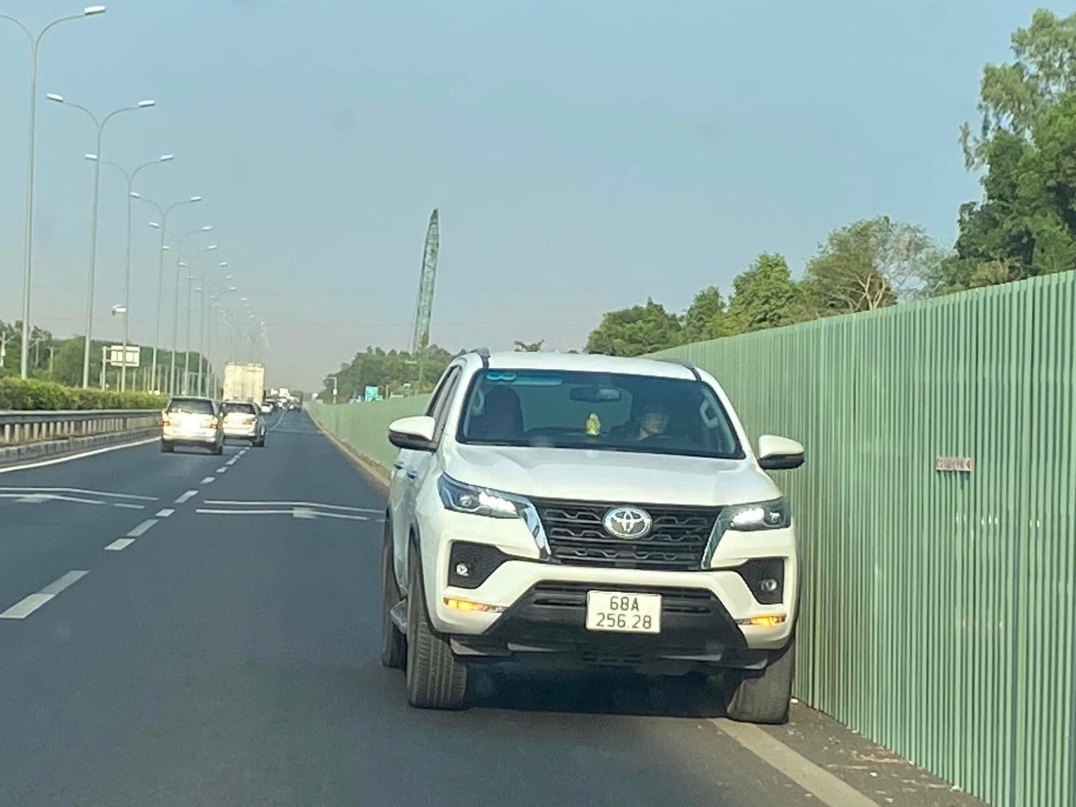 Oto chay nguoc chieu tren cao toc TP.HCM - Dau Giay hinh anh