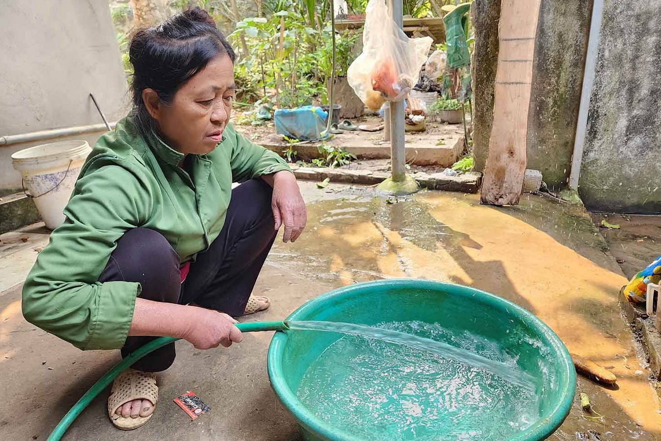 Dan dung nuoc ban canh nha may nuoc sach suot 15 nam hinh anh