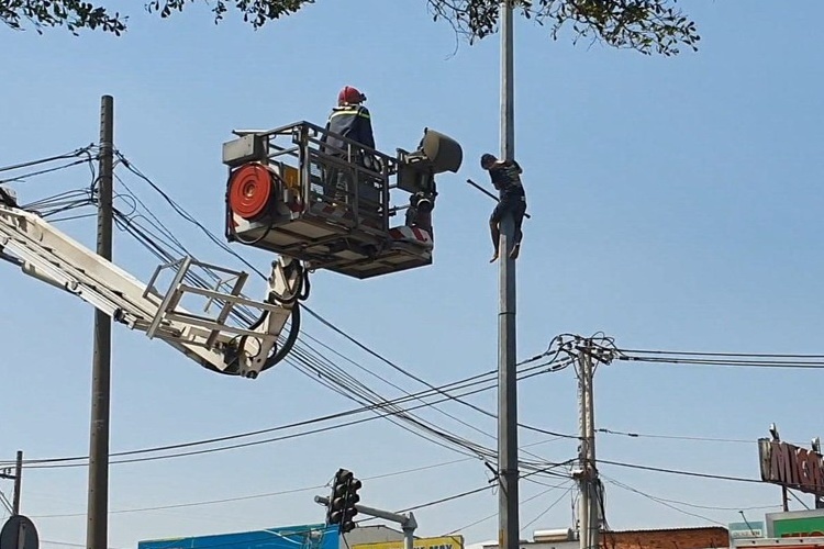 Nam thanh nien nhay mua tren cot dien o TP.HCM hinh anh