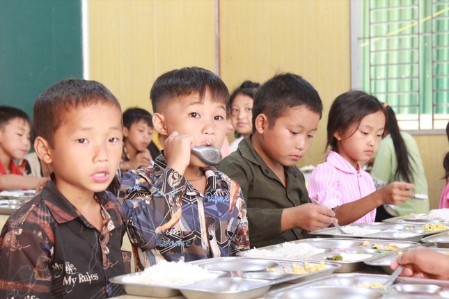 Truong hoc vung cao phai mua no, vay gao nau an cho hoc sinh hinh anh