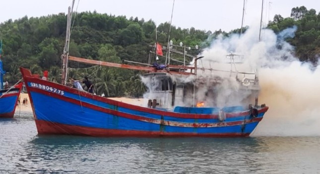 Tau ca bat ngo boc chay khi dang neo dau hinh anh