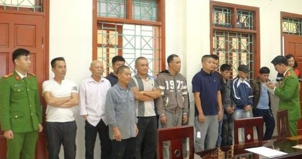 Nam thanh nien lap soi danh bac trong rung sau hinh anh