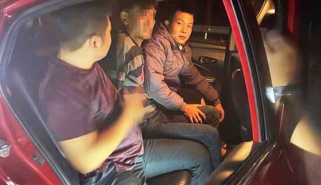 Nguoi dan ong lao vao oto tren quoc lo 20 hinh anh