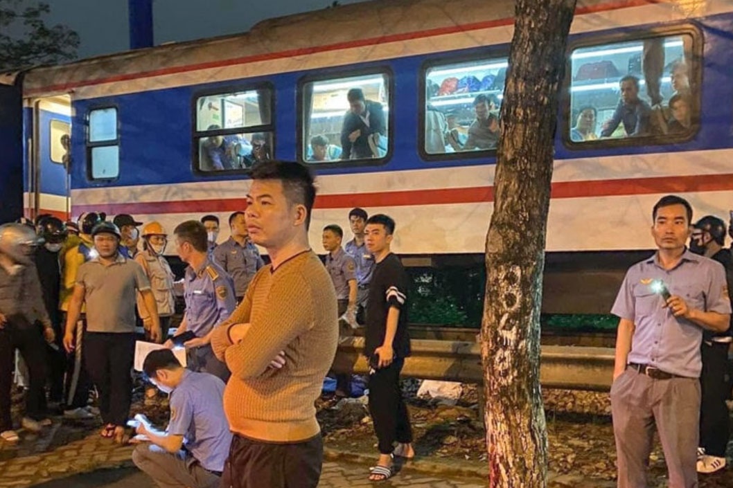 Nghe dien thoai sat duong ray, nguoi dan ong bi tau hoa tong tu vong hinh anh