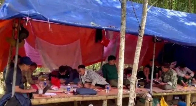 Cong an dot kich, vay bat 11 'vang tac' trong rung hinh anh